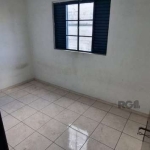 Vendo apartamento com três dormitórios, sala, cozinha e banheiro.&lt;BR&gt;Localizado no bairro Rubem berta.