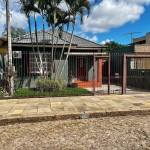 Excelente casa, toda reformada, na frente 03 dormitórios (hoje possui 02), duas salas, 01 de estar e 01 de jantas, banheiro suite americana, jardim de inverno com Junker, lavabo e cozinha. Nos fundos 