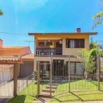 Casa 03 dormitórios + 1 dorm (04 dormitórios) com 258m² privativos, bairro Espírito Santo no loteamento Altos do Ipê. Primeiro pavimento: Sala ampla com lareira, escritório (opção de virar 4° dormitór