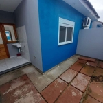 Casa situada na Av. Principal da Ponta Grossa, com 46m², oferecendo 2 (dois) dormitórios, sala, cozinha, área de serviço com espera para aquecedor à gás, pátio/jardim e estacionamento. Localizada no B