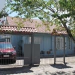 Casa comercial em extraordinário ponto no bairro Menino Deus. Próximo a todos os recursos do bairro.&lt;BR&gt;Toda gradeada, amplo hall de entrada, sala de reunião, boa área de circulação, 8 salas , m