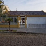 Casa plana ,03 dormitórios ,sendo uma suite com hidro massagem, hall de entrada,living 03 ambientes com lareira, finamente decorado,lavabo,sala de jantar,banheiro social com esmero e qualidade,cozinha