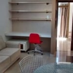 APARTAMENTO COM 01 DORMITÓRIO NO BAIRRO NAVEGANTES, Com hall, living amplo, banheiro social, cozinha americana, área de serviço, quarto com sacada. Imóvel semi mobiliado, ficando prateleiras, móveis s