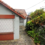 Casa 3 dormitórios no bairro Jardim do Salso em Porto Alegre: ampla, com ótimo terreno e vaga para 4 carros, vista panorâmica, localizada a meia quadra da Cristiano Fischer, próximo do clube Farrapos 