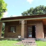 Sítio em condomínio fechado ³Recanto do Sabiá´ com zeladoria 24 horas, porteiro eletrônico. Casa feita com tijolos maciços aparentes (tijolo a vista), toda com piso frio, com 3 dormitórios e 1 banheir