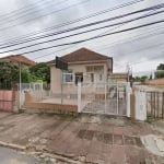 Terreno no bairro Teresópolis, com 520m² (10 x 52m) contendo 3 residências. Casa da frente de madeira possui sala de estar, cozinha, 4 dormitórios, 2 banheiros e pátio em frente com garagem descoberta