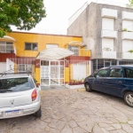 Apartamento localizado no bairro Vila Jardim, com 55m² no 2º andar. Imóvel com 1 dormitório, sala de estar/jantar, cozinha, banheiro social, área de serviço, e pisos em cerâmica. Condomínio dispõe de 