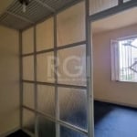 Conjunto/Sala para Venda - 18.03m², Centro Histórico - Sala com 18,03mq privativos, uma das únicas com banheiro individual, edifício tradicional Bragança, portaria e elevador.  Esquina Andradas.