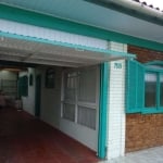 casa de 170 metros de área construída, com 05 dorm a casa é uma pequena pousada, tem 04 banheiros  ,sala enorme , 02 cozinhas, churrasqueira, garagem coberta p/ 02 carros e 01 moto,fica a 02 quadras d