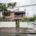 Excelente casa à venda no bairro Cristal em Porto Alegre.&lt;BR&gt; Com quatro dormitórios, sendo uma suíte, três vagas de garagem.&lt;BR&gt; Área privativa de 485m² e área total de 526m².&lt;BR&gt; I