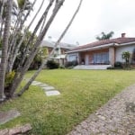 Casa térrea em excelente terreno no Jardim Isabel em rua tranquila, próxima a dois grandes Colégios Particulares da Zona Sul: João Paulo e Marista Ipanema, além de diversas áreas verdes e praças no en