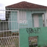 Terreno com 381m², plano com frente de 9,90m e 38,50m de profundidade, localização privilegiada, próximo a rua Camaquã. Terreno tem 2 casas, 1 chalé de madeira, e 1 casa de alvenaria com 2 dormitórios