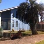 Casa com 2 dormitórios, 1 suíte com hidromassagem e closet, banheiro social, living dois ambientes, mezanino, garagem coberta para dois carros, lavanderia e churrasqueira.&lt;BR&gt;Bela vista para o l