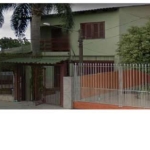 CASA SOBRADO NO BAIRRO CENTRO DE ALVORADA/RS, COM 03 DORMITÓRIOS SENDO DUAS SUITES, 02 BANHEIROS, SALA, VARANDA, COZINHA, SACADA, LAREIRA E CHURRASQUEIRA. &lt;BR&gt;GARAGEM FECHADA.&lt;BR&gt;PRÓXIMO L