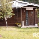 Imóvel á venda em Itapuã/RS. Casa mobiliada, com 2 dormitórios, sala, cozinha com fogão a lenha, banheiro e garagem. Possui galpão rústico com banheiro, churrasqueira, forno a lenha e fogão campeiro. 