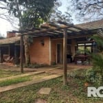 Sítio à venda em Viamão | O sítio conta com uma casa de alvenaria com 2 dormitórios (1 suite com hidromassagem), sala de estar com lareira, cozinha, banheiro, espaço gourmet com churrasqueira, 1 lavan