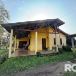 Sítio à venda no Parque Florestal | Conta com casa de 2 dormitórios, sala, cozinha com churrasqueira e fogão campeiro, 1 banheiro e varanda. Lavanderia  e sala para ferramentas. Galinheiro, galpão com