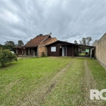 Casa à venda no Parque Florestal | Casa com 2 dormitórios (ar condicionado em 1 dormitório), sala e cozinha integradas e banheiro, com área na lateral e fundos da casa. Estuda-se propostas. Agende sua