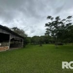 Sitio à venda no Parque Florestal | O imóvel conta com casa de 63m² com 1 dormitório, sala de estar, cozinha, banheiro e garagem. Um galpão campeiro de tronco, estilo canadense rústico medindo aproxim