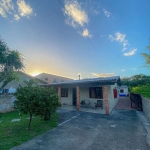 Casa à venda no bairro Lami, Loteamento Jardim Floresta | O imóvel conta com 2 dormitórios, sala e cozinha amplas, lavanderia e banheiro. Área na frente e fundos, com churrasqueira, garagem para 3 car