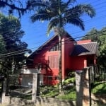 Seu refúgio na natureza espera por você no Cantegril Fase I I&lt;BR&gt;-Localização Privilegiada: Linda casa em terreno elevado, de frente para uma praça arborizada que até oferece academia ao ar livr