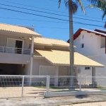 Linda Casa na Praia Brava  a poucos metros do Mar, que é um dos cartões postais de Florianópolis, famosa por suas ondas perfeitas que atraem surfistas do mundo todo. Localizada no norte da ilha, ela c