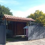 Casa pré-fabricada, toda em madeira nobre, duplada em torno de 75m2.&lt;BR&gt;&lt;BR&gt;2 Dormitórios&lt;BR&gt;Sala e Cozinha Conjugadas&lt;BR&gt;Banheiro&lt;BR&gt;Ampla Área de Serviço&lt;BR&gt;Terre