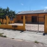 Vende casa 84m², 2 dormitórios, podendo transformar em 3, cozinha conjugada com sala de jantar, estar, banheiro área de serviço, pátio nos fundos com arvores frutíferas, posso artesiano, frente com am