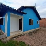 Casa de esquina com 2 dormitorios, sala cozinha, banheiro, churraqueira, acabamento em ceramica tipo 1, e aberturas em madeira nobre. pronta para morar e aceita financiamento