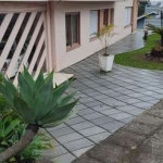 Casa com 4 dormitórios, sendo 4 suítes com closet, living de dois ambientes, estar e jantar, cozinha americana, espaço gourmet com churrasqueira, área de serviço, dependencia de empregada. Garagem cob