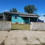 Casa a uma quadra da praia, pronta para morar e preço de ocasião.