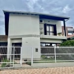 Casa no centro de Torres  com 240metros de area construida , quatro dormitórios sendo duas suite , living com lareira, espaço gourmet e mobiliada . Vaga para três carros