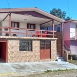 Casa sobrado  de material , com boa vizinhança , composta por três dormitórios dois banheiros , sala , cozinha ampla  ,  varanda  area de serviço ,   churrasqueira  fechada  vaga para duas camionetes 