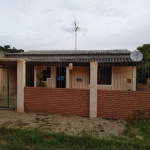 Casa térrea, de 02 dormitórios, sala, cozinha, banheiro.&lt;BR&gt;Parte externa com churrasqueira, piscina, banheiro na área externa.