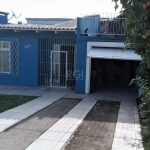 Casa com 2 quartos, sala, cozinha 1 banheiro e garagem.&lt;BR&gt;piso baixo, 1 quarto, sala cozinha e banheiro.&lt;BR&gt;2 frentes, de esquina&lt;BR&gt;Amplo pátio em 2 planos