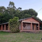 Lindo sítio em Águas Claras, Viamão.medindo 13.500 m². &lt;BR&gt;Casa três dormitórios sendo uma suíte, sala, cozinha, banheiro social e área em toda volta com churrasqueira.&lt;BR&gt; Galpão bem gran