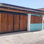 Casa a venda em Canoas no bairro Harmonia. O terreno todo murado, possui 312m² e conta duas casas, a da frente tem 2 dormitórios, 2 banheiros, sala, cozinha, garagem coberta para 4 carros. A casa dos 