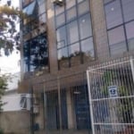 SALA COMERCIAL, 2 ambientes, com sala de reunião e outra sala com móveis sob medida. Piso madeira e carpete, ar condicionado, banheiro.&lt;BR&gt;Prédio com portaria 24hs, câmeras de monitoramento.