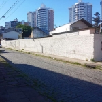 Terreno com estacionamento/garagem comercial. Ideal para construção.