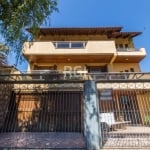 Excelente casa no bairro Partenon com 4 quartos.&lt;BR&gt;Possui 3 pisos, living térreo para 2 ambientes e living no 1º andar com lareira, suite master com hidromassagem, cozinha, área de serviço, chu