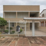 Casa, 2 sobrados no mesmo terreno, para  4 familias, parte da frente  de baixo, jardim, living 2 ambientes, circulação  2 dormitórios, sendo uma suite, banheiro social,  cozinha, e área  de serviço  s