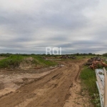 Terreno com área total de 30.850,00m² medindo 10,00m de frente, 450,00m de extenção de frente á fundos, medindo 150,00m de largura nos fundos.