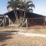 Casa com 2 dormitórios, sala, cozinha, banheiro,  lavanderia,  garagem coberta para 2 carros, com área privativa de 104,83 m², área do terreno de 300 m². Possui uma edícula na parte dos fundos compost