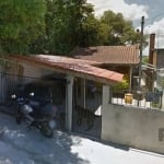 Casa bem equipado está localizado na Rua Mara Martins de Martins, no bairro Vila Nova, em Porto Alegre. A região oferece proximidade a pontos de interesse, como o Morro Teresópolis e o Morro Pasmado, 