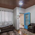 Casa térrea com 2 dormitórios, banheiro, ampla sala de estar, cozinha com churrasqueira, área de serviço. Ficam no imóvel os  armários embutidos no quarto, armários no banheiro, armários na cozinha, f