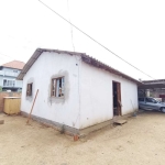 Casa a venda em Canoas, bairro Guajuviras. Conta com 2 dormitórios, sala e cozinha integradas, banheiro, área de serviço com lavanderia, canil, garagem para 3 carros. Terreno de esquina todo murado co