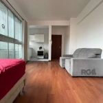 Ótimo JK, semimobiliado, ambientes integrados, banheiro com box, sacada fechada e vista panorâmica. Iluminado, arejado e com ótima posição solar. &lt;BR&gt;Condomínio conta com elevador, zeladoria e a