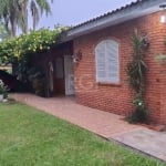 Excelente sítio de esquina com duas entradas, todo cercado, em frente ao asfalto, com ótima residência de alvenaria, tendo 2 suítes, escritório, lavabo, sala com cozinha, área de serviço, garagem. Mai