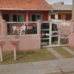 Casa composta de dois dormitórios totalmente mobiliada, amplo living, cozinha americana, banheiro social, área de serviço e uma edicula nos fundos com banheiro , churrasqueira e um dormitório. pátio e