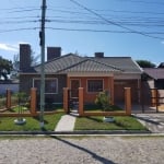 Casa na praia, em Nova Tramandaí, bem construída, bem localizada, próxima ao centro de Tramandaí , teto todo em lage com telhas de concreto, pátio com ampla piscina e lindo jardim, aberturas em madeir